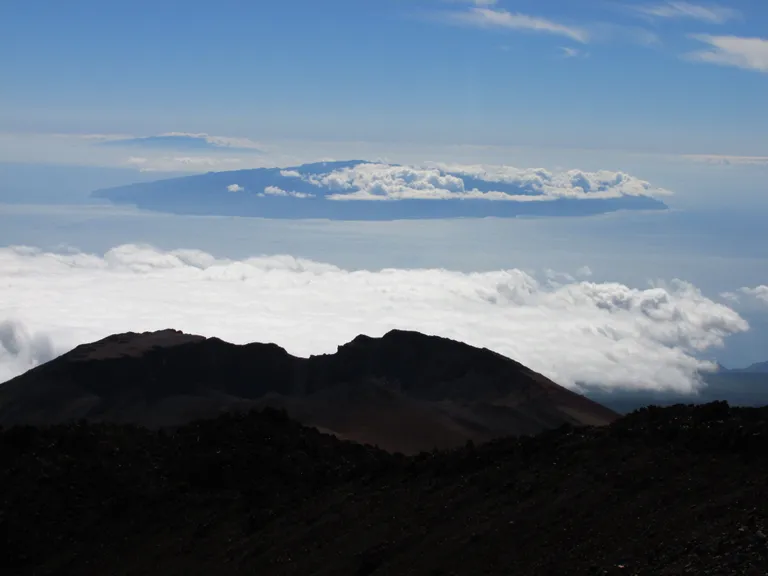 Esiplaanil Pico Viejo tipp, taamal La Gomera ja El Hierro