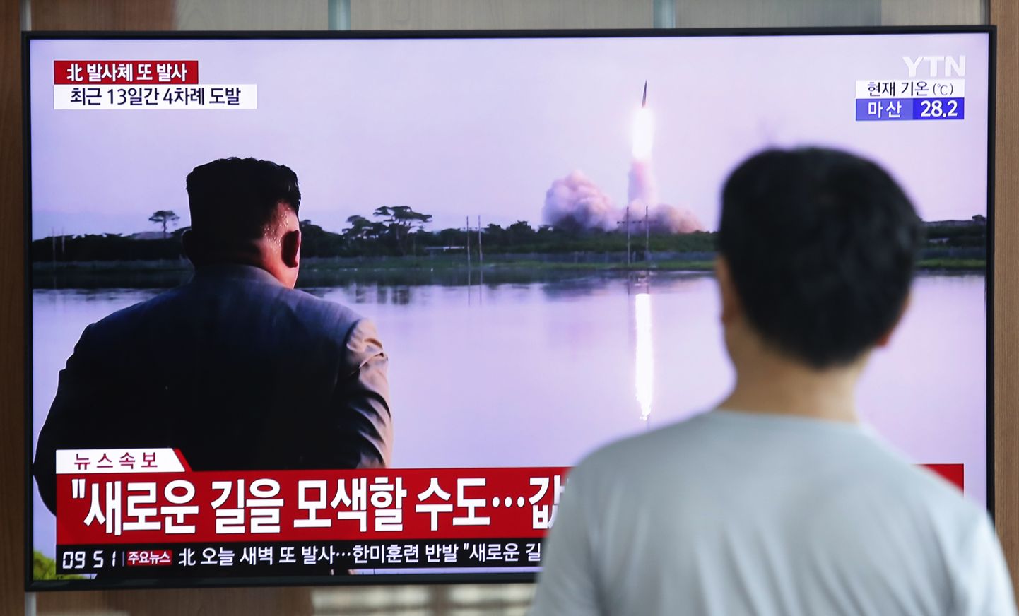 Mees vaatab Lõuna-Korea raudteejaama teleekraanilt uudistesaate videklippi Põhja-Korea raketikatsetusest.