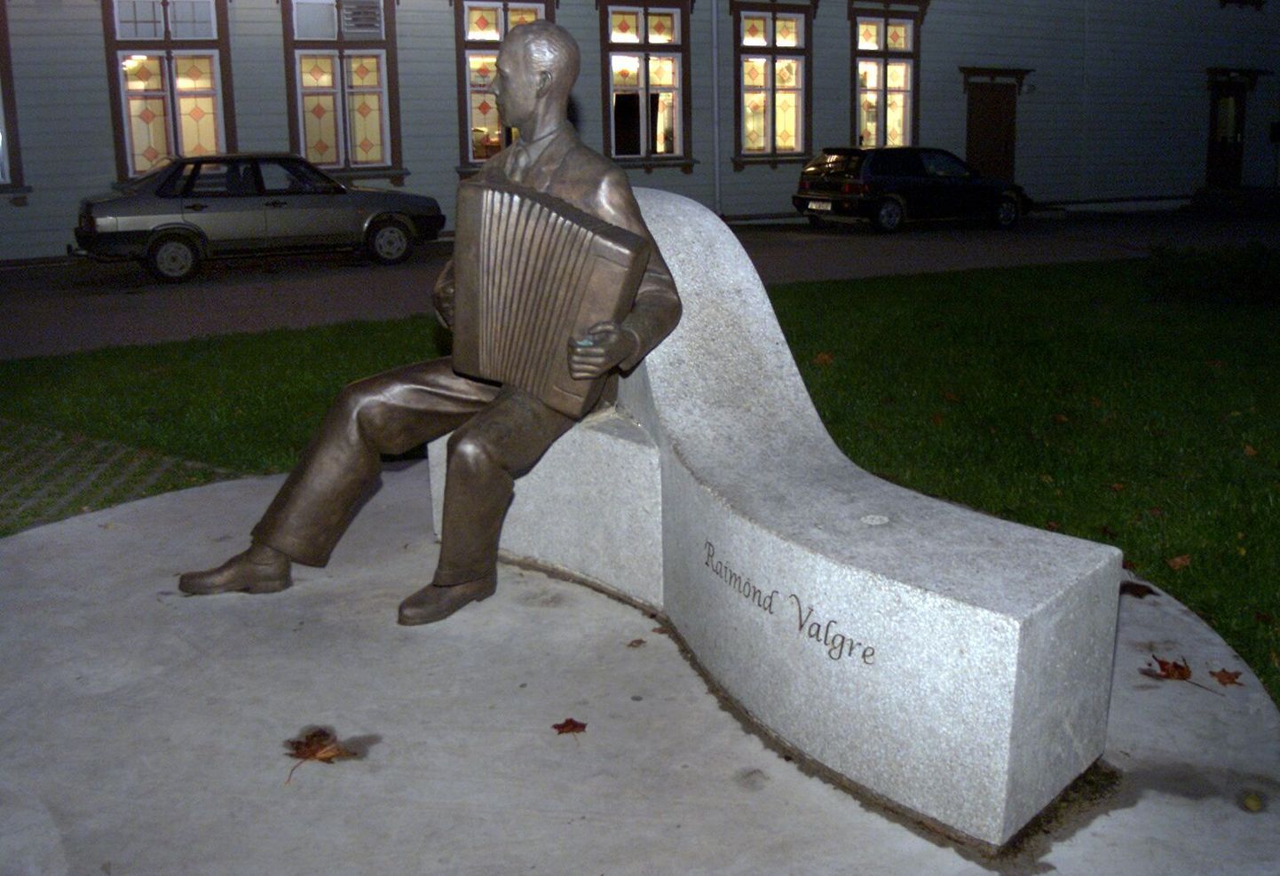 Raimond Valgre skulptuur Pärnu kuursaali kõrval.