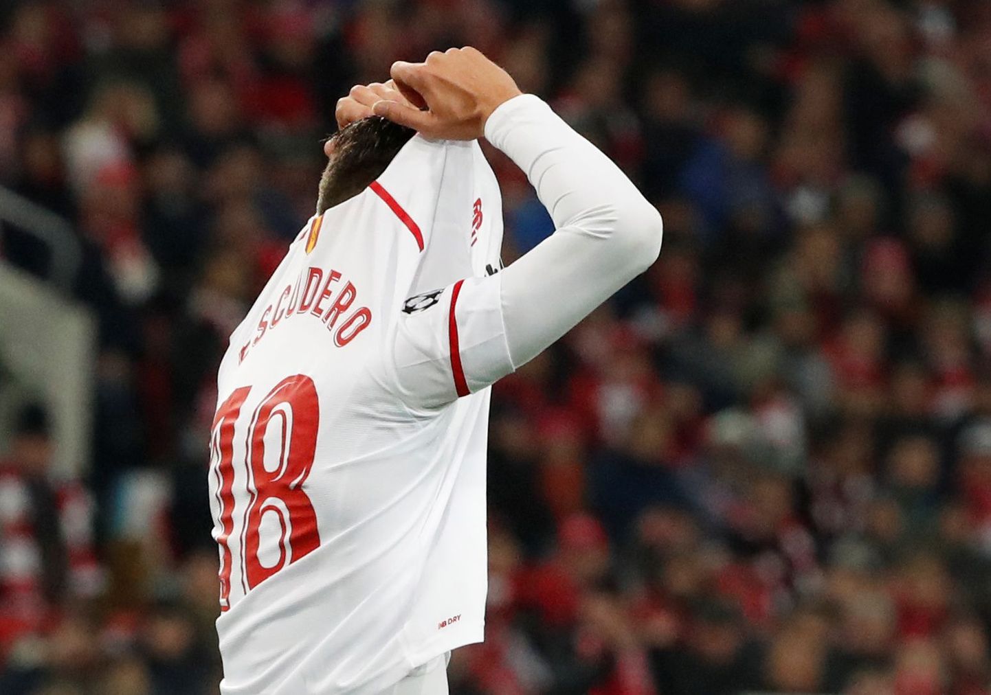 Sevilla vasakkaitsja Sergio Escudero ei suuda klubi ebaõnne uskuda.