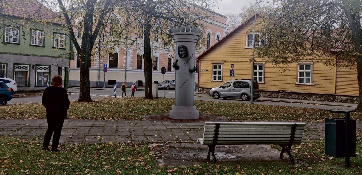 Skulptor Mati Karmin pakkus Jaak Joala mälestuse jäädvustamiseks välja niisuguse skulptuuri ning kaks inimest kolmeliikmelisest žüriist kiitsid selle mõtte heaks.