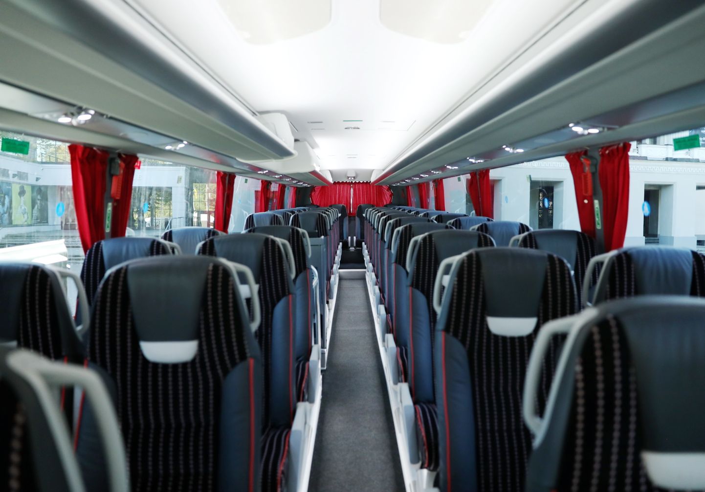 Starptautiskā pasažieru pārvadātāja "Lux Express" jaunais autobuss "Scania Irizar i6S Efficient" prezentācijas pasākuma laikā pie Latvijas Nacionālās operas un baleta ēkas.
