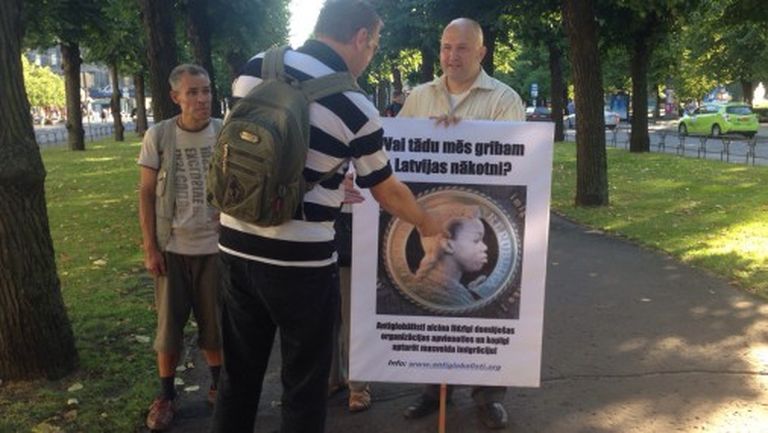 Antiglobālisti pie Ministru kabineta ēkas protestē pret imigrantu uzņemšanu Latvijā 