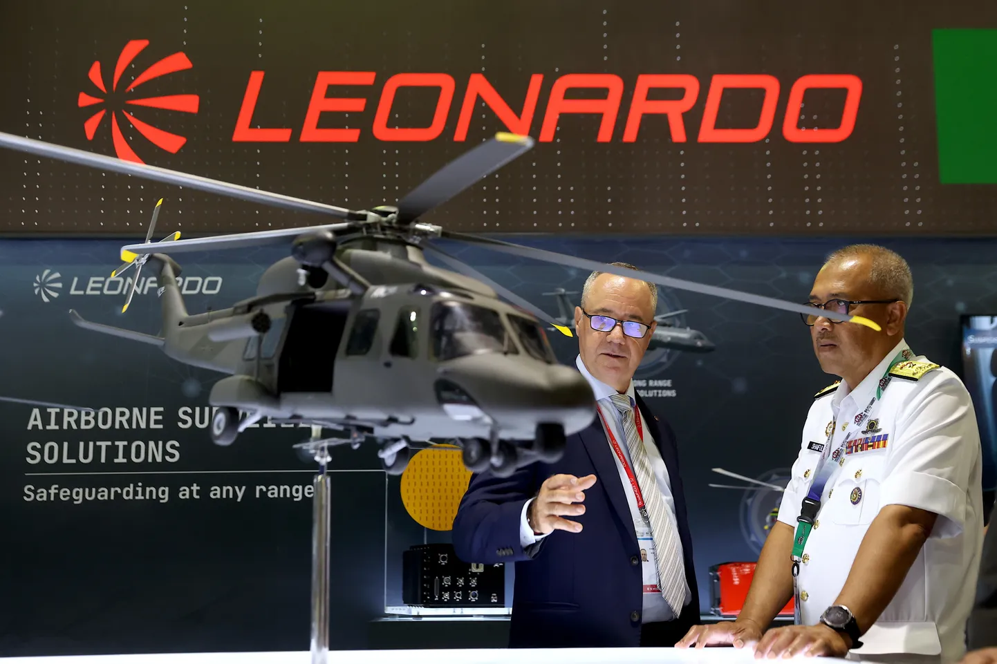 Leonardo toodab laia valikut lennundustehnikat, sealhulgas koptereid, lennukeid ning mehitamata õhusõidukeid. Leonardo on tuntud oma helikopterite, näiteks AgustaWestland, poolest.