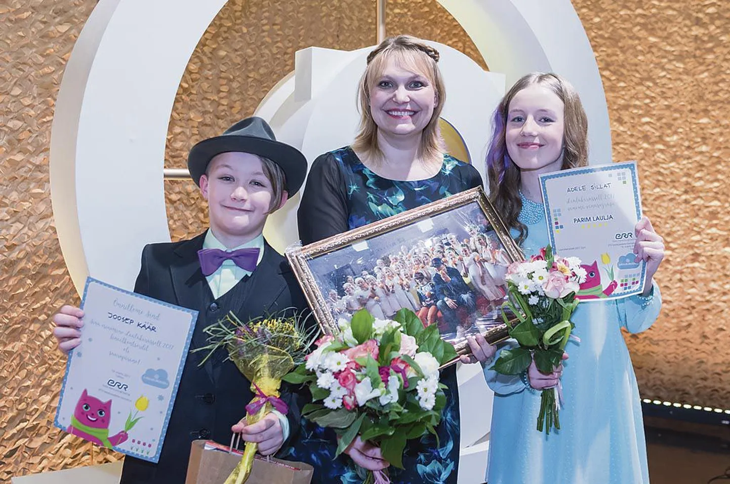 “Laulukarusselli” vanema vanusegrupi võitja Adele Sillat ja keskmise vanuserühma finalist Joosep Käär koos õpetaja Margrit Kitsega.