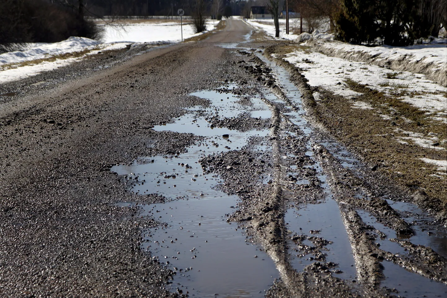 Maanteeamet alustas kevadise sulamisperioodi tõttu teede kahjustamise vältimiseks massipiirangute kehtestamist nõrgema kandevõimega teedel.