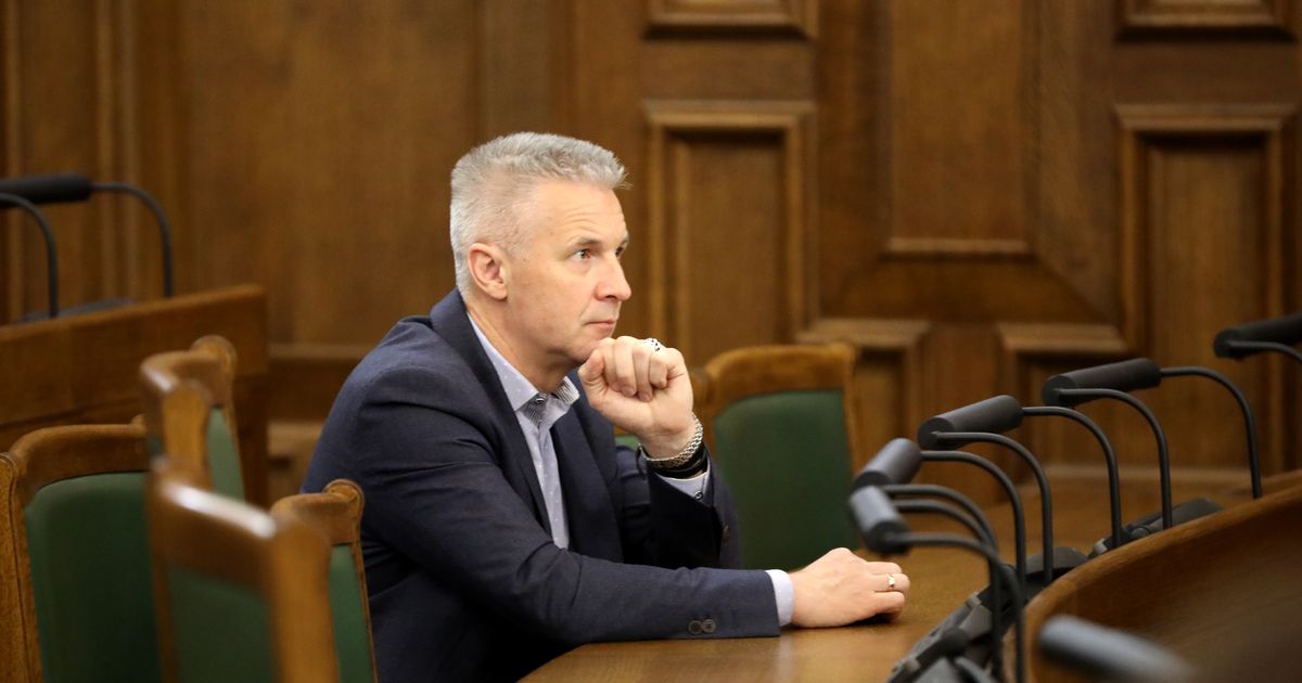 Artis Pabriks Noliedz Baumas Par Sievas Krapsanu Ar Krietni Jaunaku Milako Slavenibas Sejas Lv