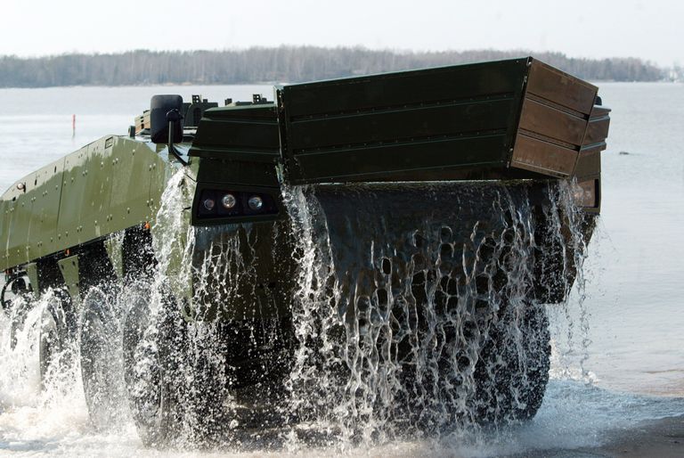 Финская многоцелевая бронемашина Patria AMV известна своей модульностью - она может выступать в качестве БМП, БТР, разведывательной или командирской машины, а также оснащаться тяжелым вооружением.