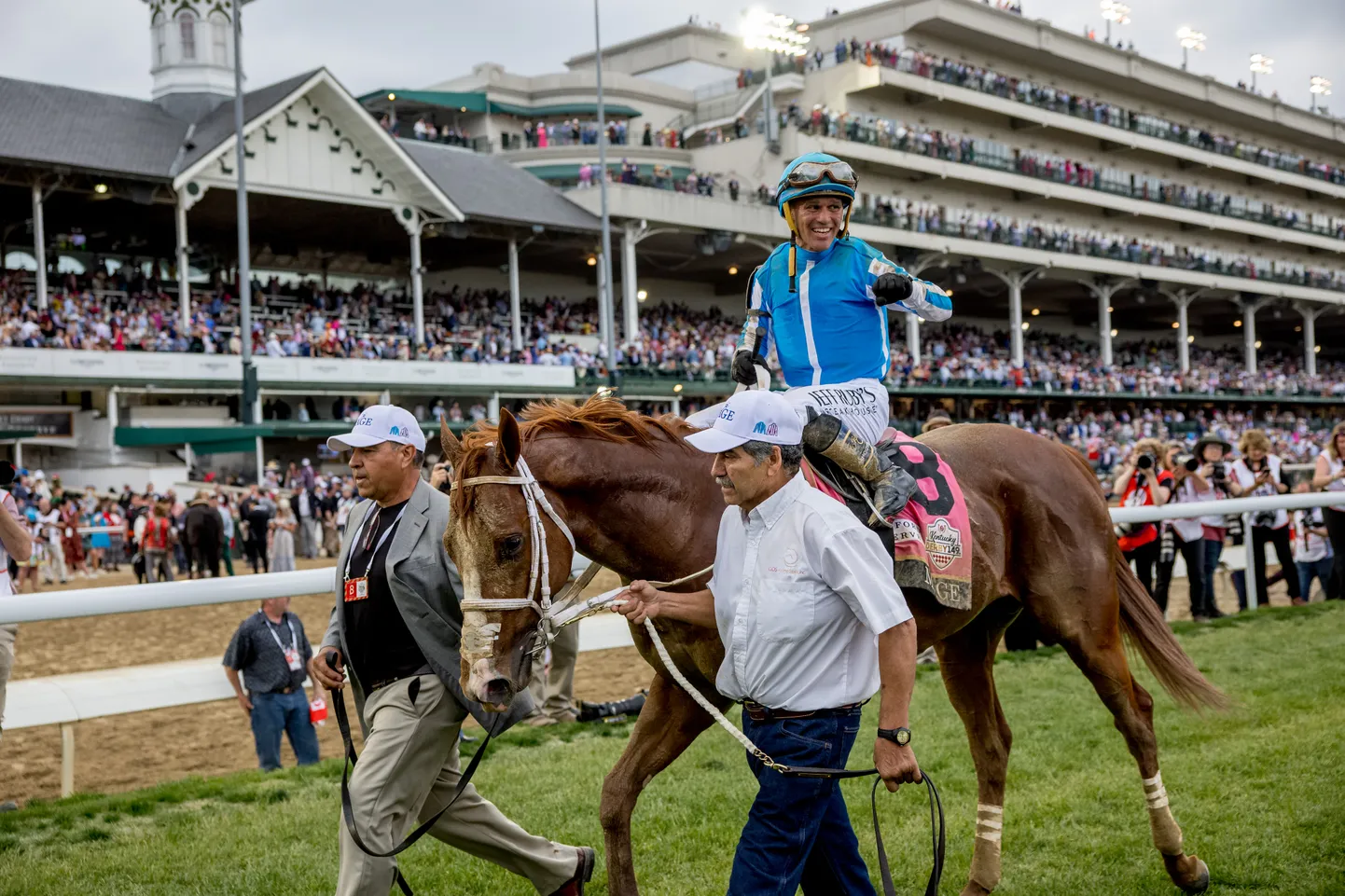 Kentucky Derby tänavune võidumees Javier Castellano hobusel Mage.