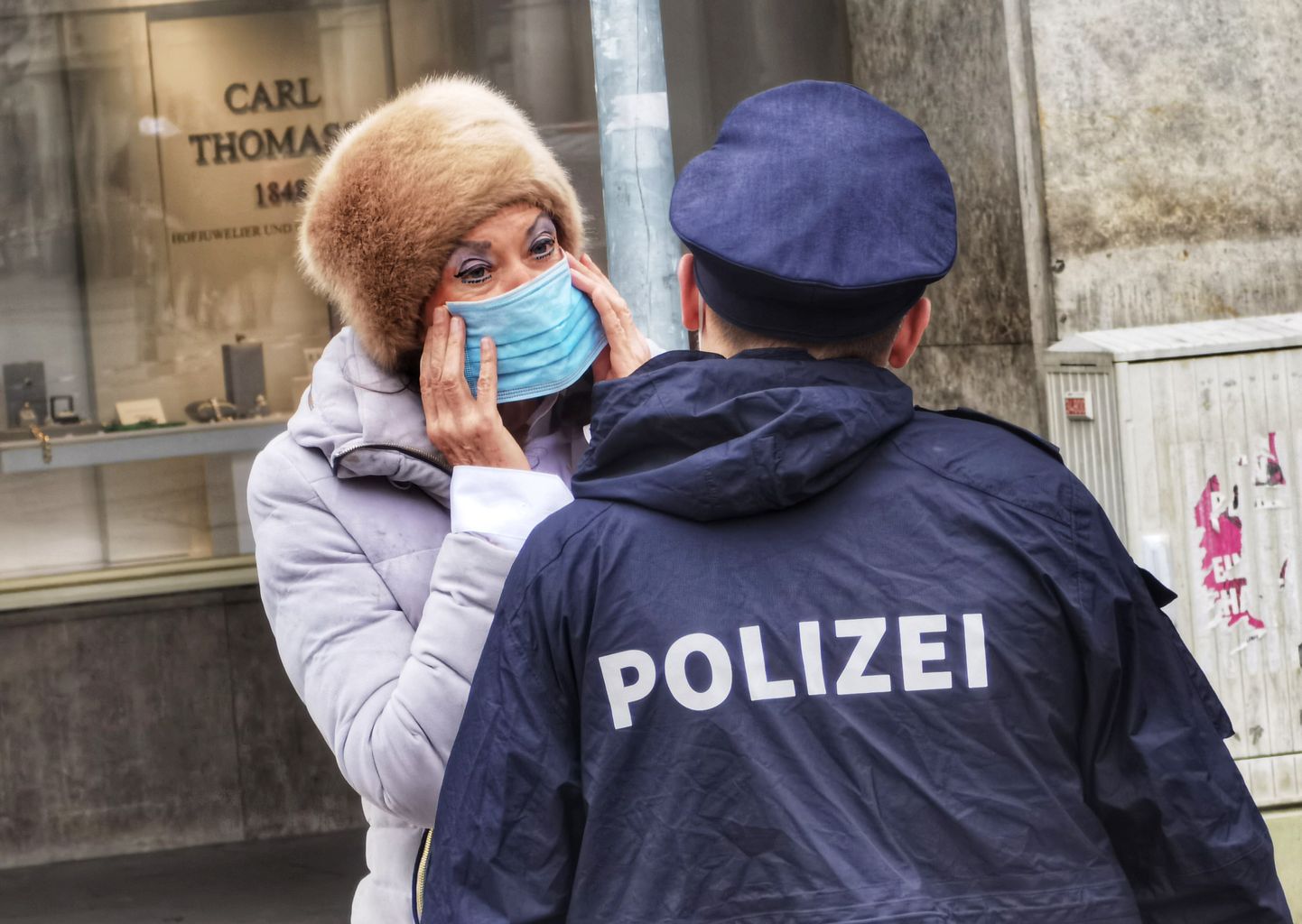 Saksa politsei jälgib suuremates koroonaviiruse leviku piirkondades maskikandmise kohustuse täitmist.