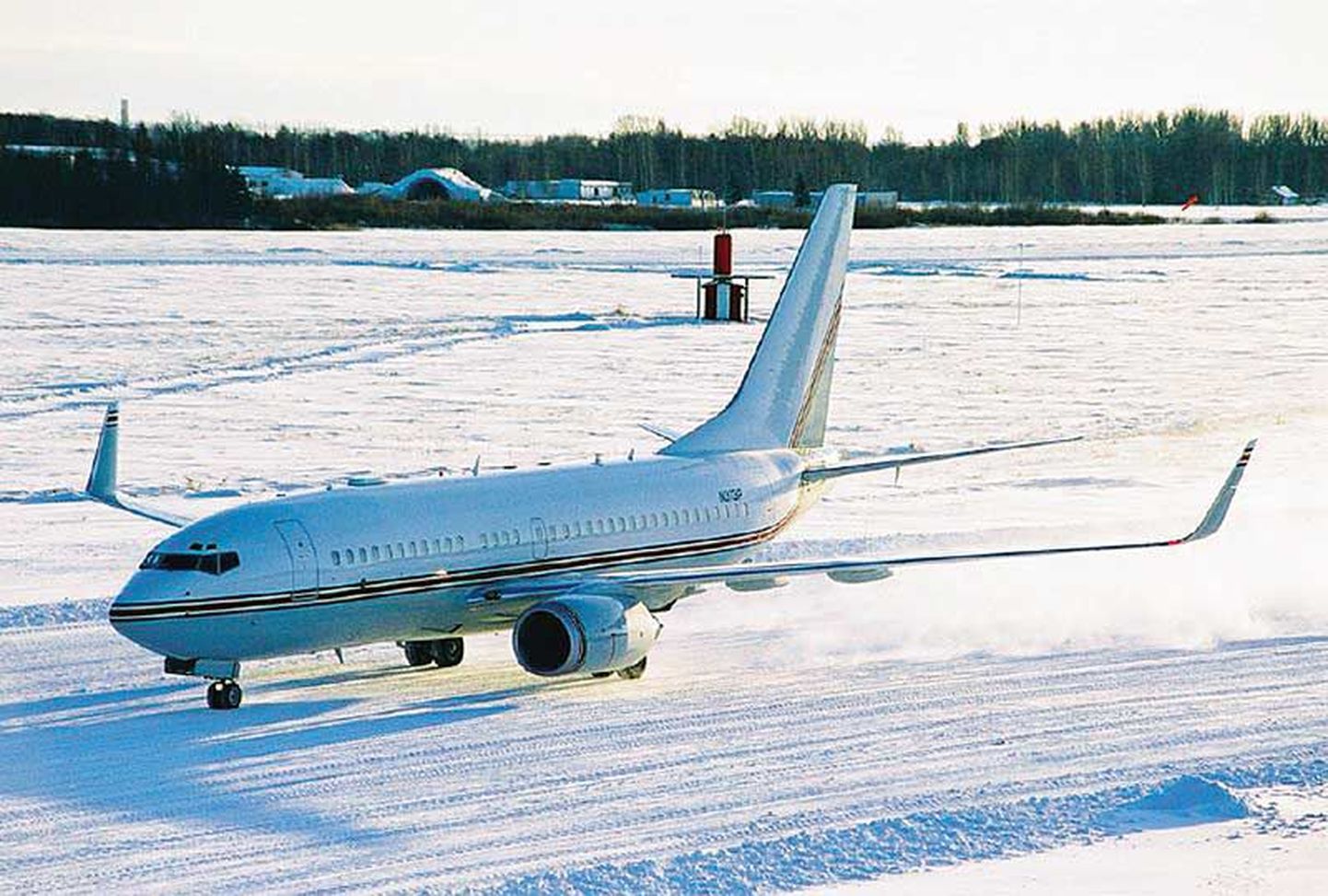 Foto Pärnu lennujaama ametlikult koduleheküljelt, mis on üles võetud 2003. aasta 12. jaanuaril, kui skandaalse pardanumbriga Boeing 737 Pärnus maandus.