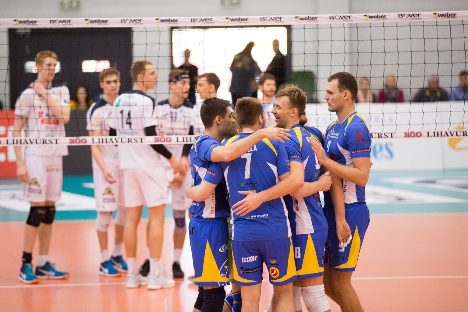 Balti liiga poolfinaalis olid Tartu mängijad (tagaplaanil) Rakvere meeskonna (esiplaanil) vastu võimetud. Eesti meistriliiga poolfinaalis on neil revanšivõimalus.