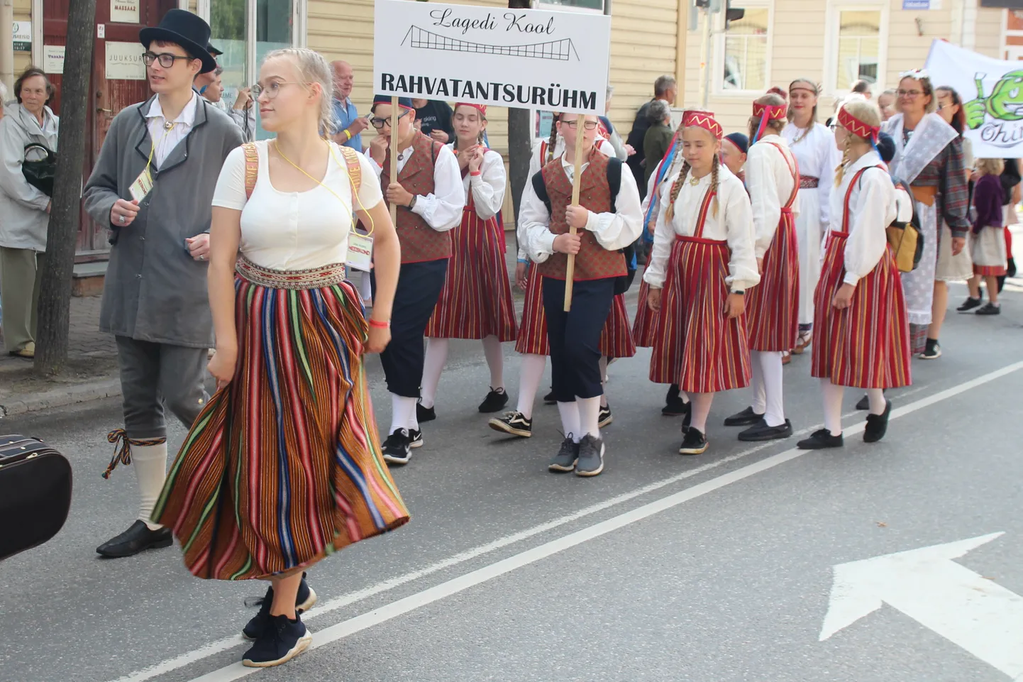 Võru pärimustantsu festivali avaparaad.