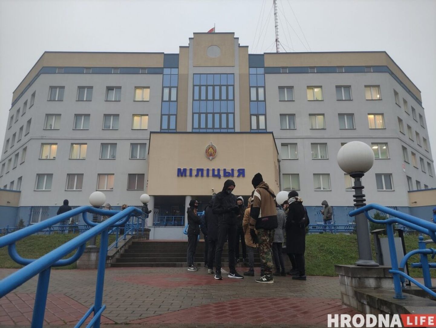 Гродненцы ждут близких после задержаний на акции протеста 15 ноября в Гродно
