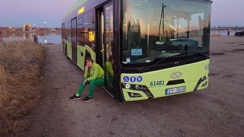 Kāpēc autobusa šofere Iveta darbā dejo tā, it kā būtu ballītē?