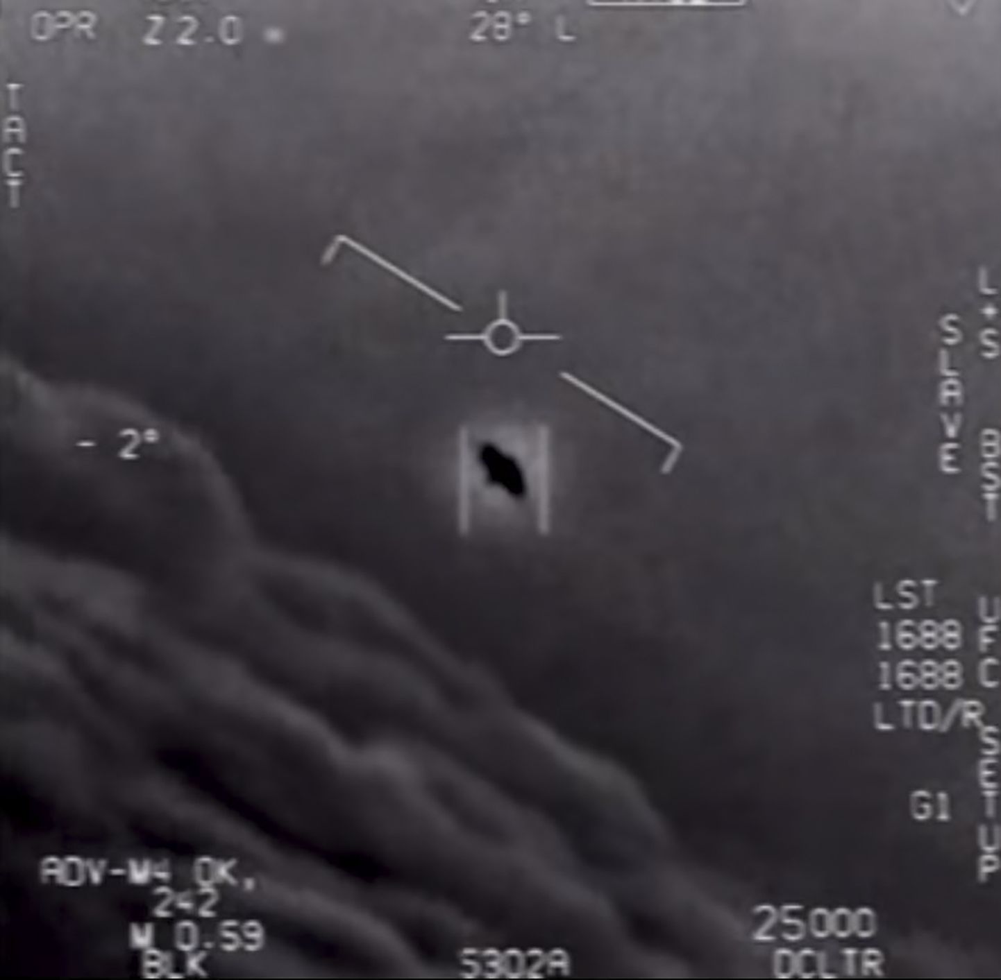 Kaader Ameerika Ühendriikide kaitseministeeriumi videost, milles lendurid filmisid kummaliselt käituvaid tundmatuid lendavaid objekte.