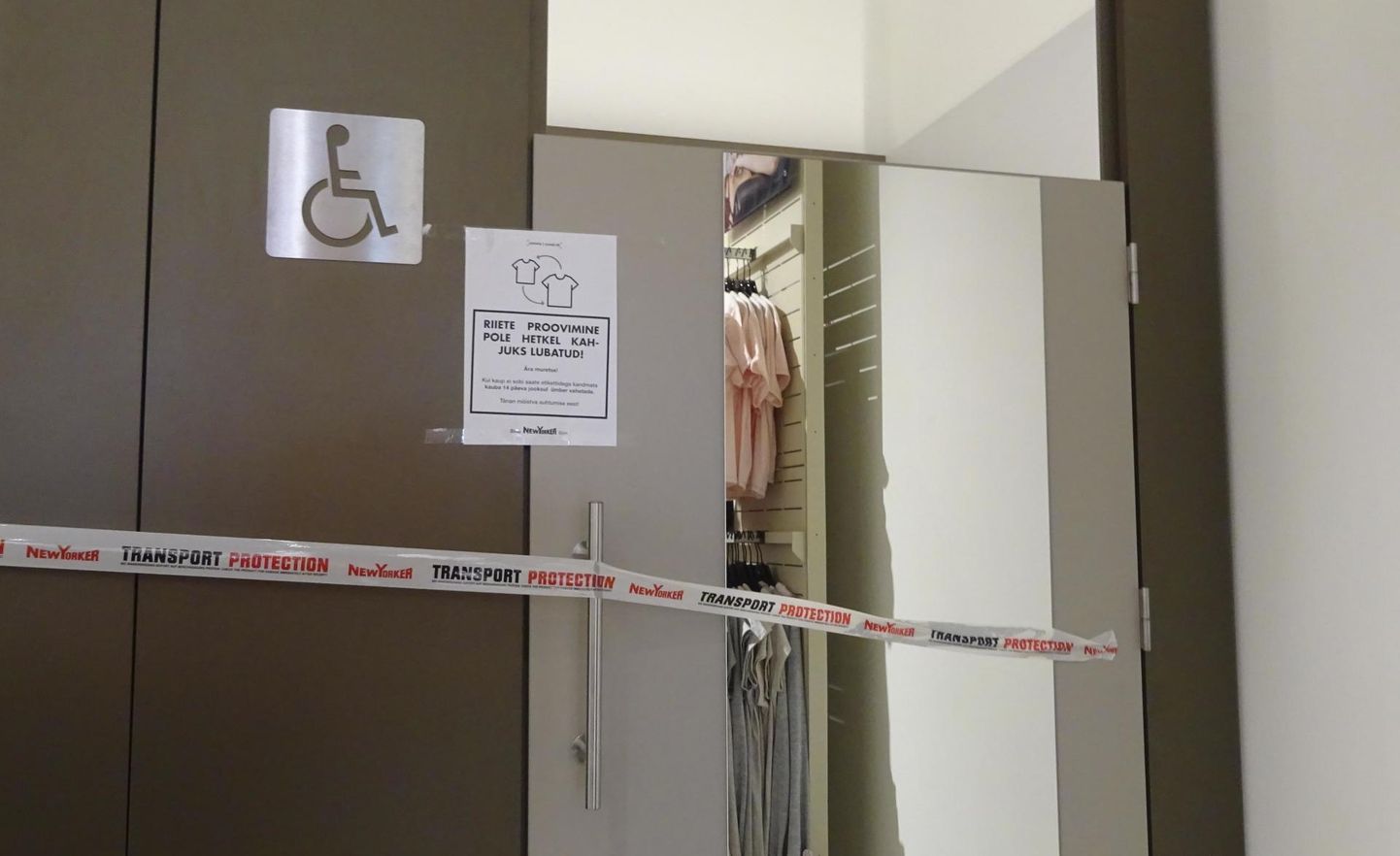 Uku keskuse New Yorkeri kaupluses on proovikabiinid suletud ning rõivaid võib klient selga passida alles kodus.