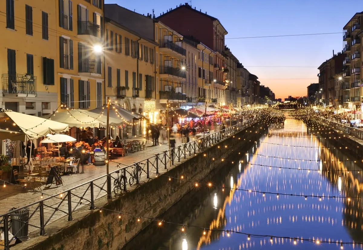 Naviglio Grande kanaliäärne piirkond Milanos jõulusäras.