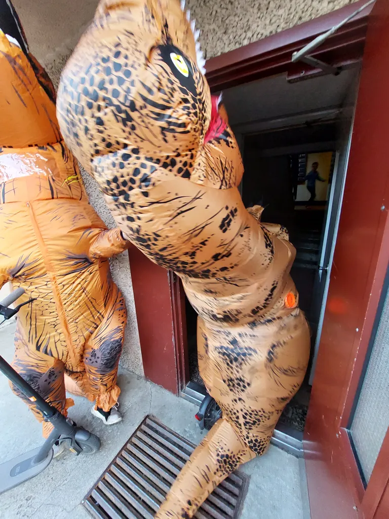 Kostümeeritud dinosaurus Tallinnas Mustamäel.
