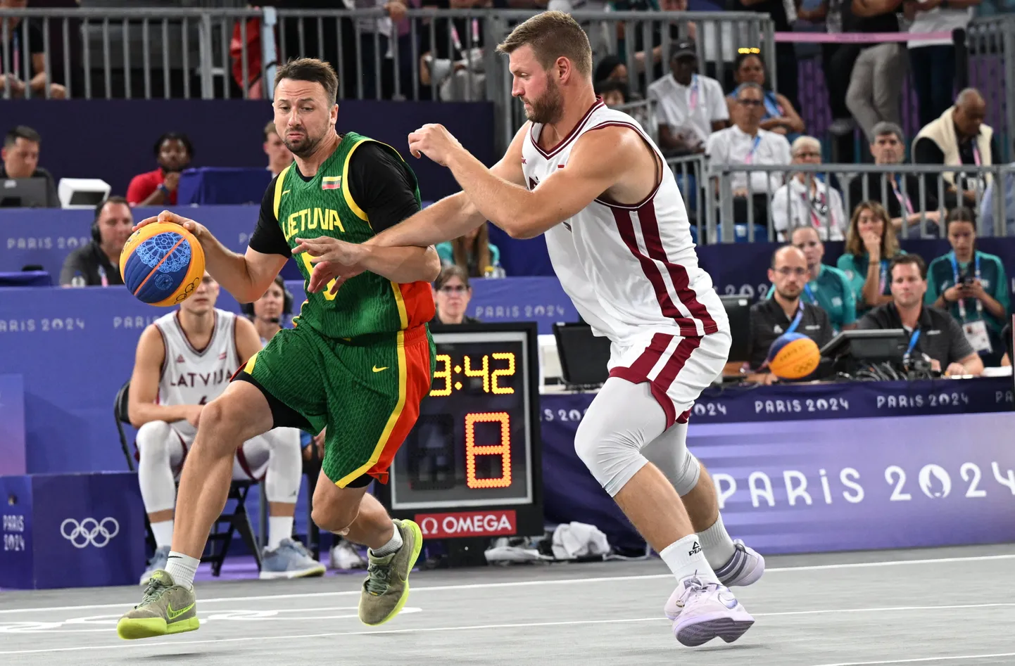 Pariisi olümpiamängude pronksimängus kohtusid meie lõunanaabrid Läti ja Leedu. Palliga on leedulane Šarunas Vingelis, teda ajab taga endine BC Kalev/Cramo mängija Zigmars Raimo.