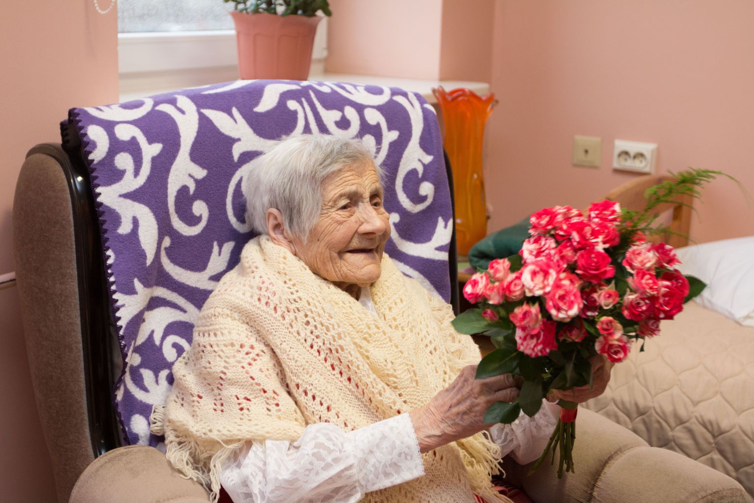 Anna Kütt oma 106. sünnipäeval 2017. aastal, kui teda õnnitlemas hulk rahvast, kelle tuleku üle memm rõõmu tundis.