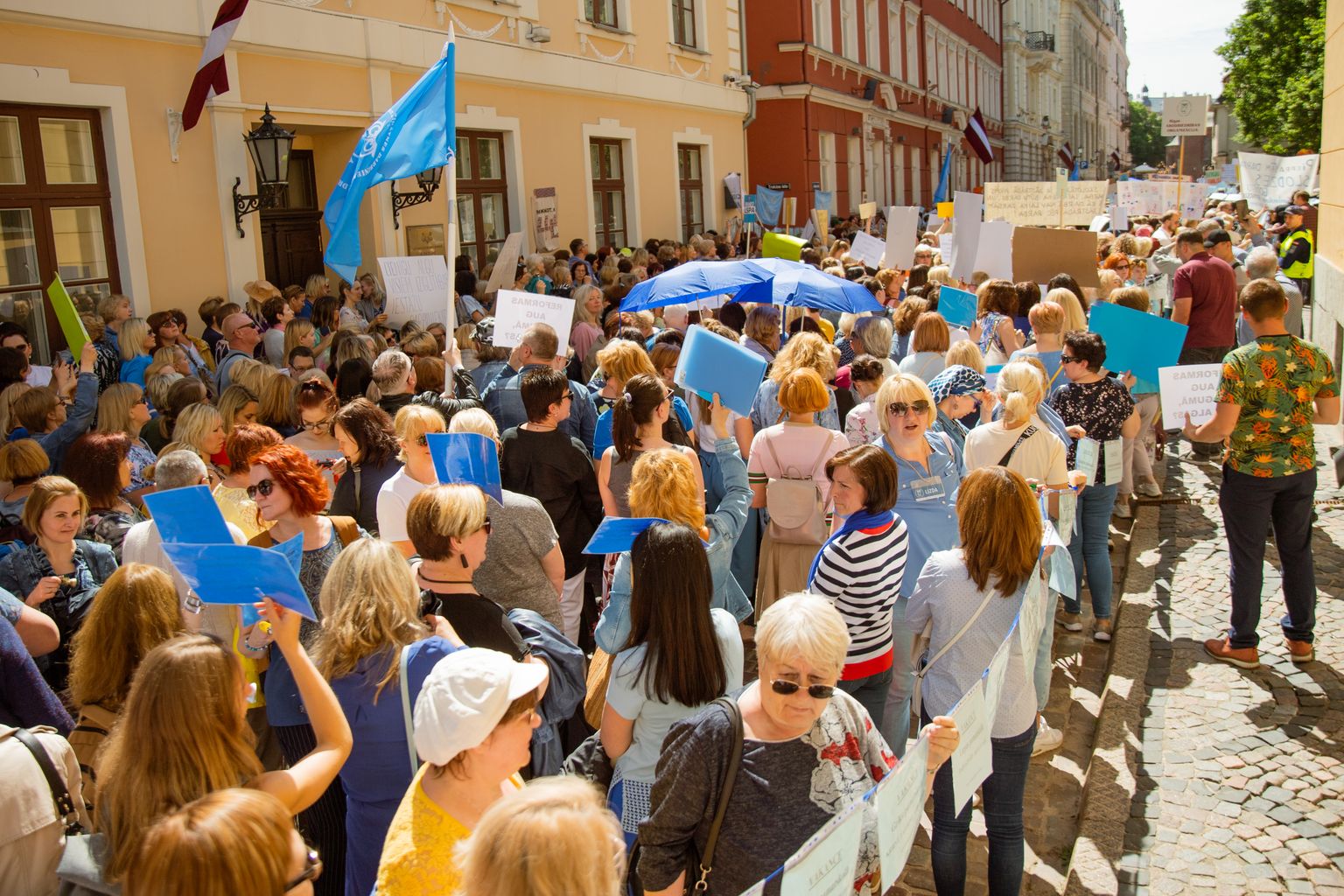 Lai apturētu jaunā finansējuma sadales modeļa ieviešanu, pedagogu arodbiedrība piketē pie Saeimas