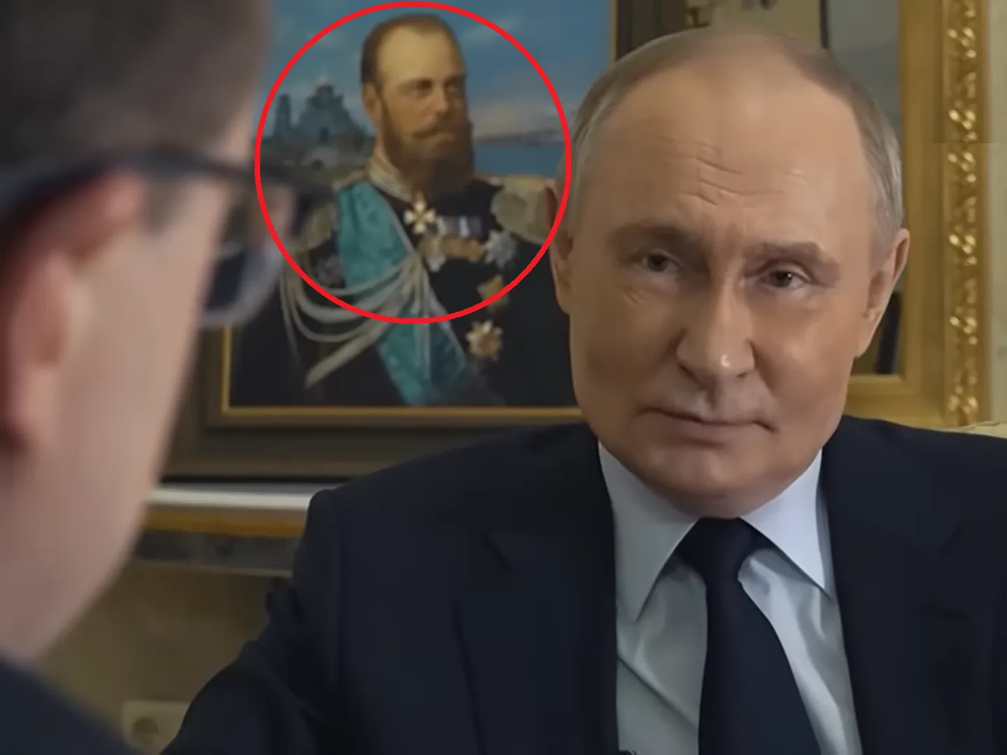Путин рассказывает о своей власти, сидя на фоне портрета императора Александра III, май 2025 года.