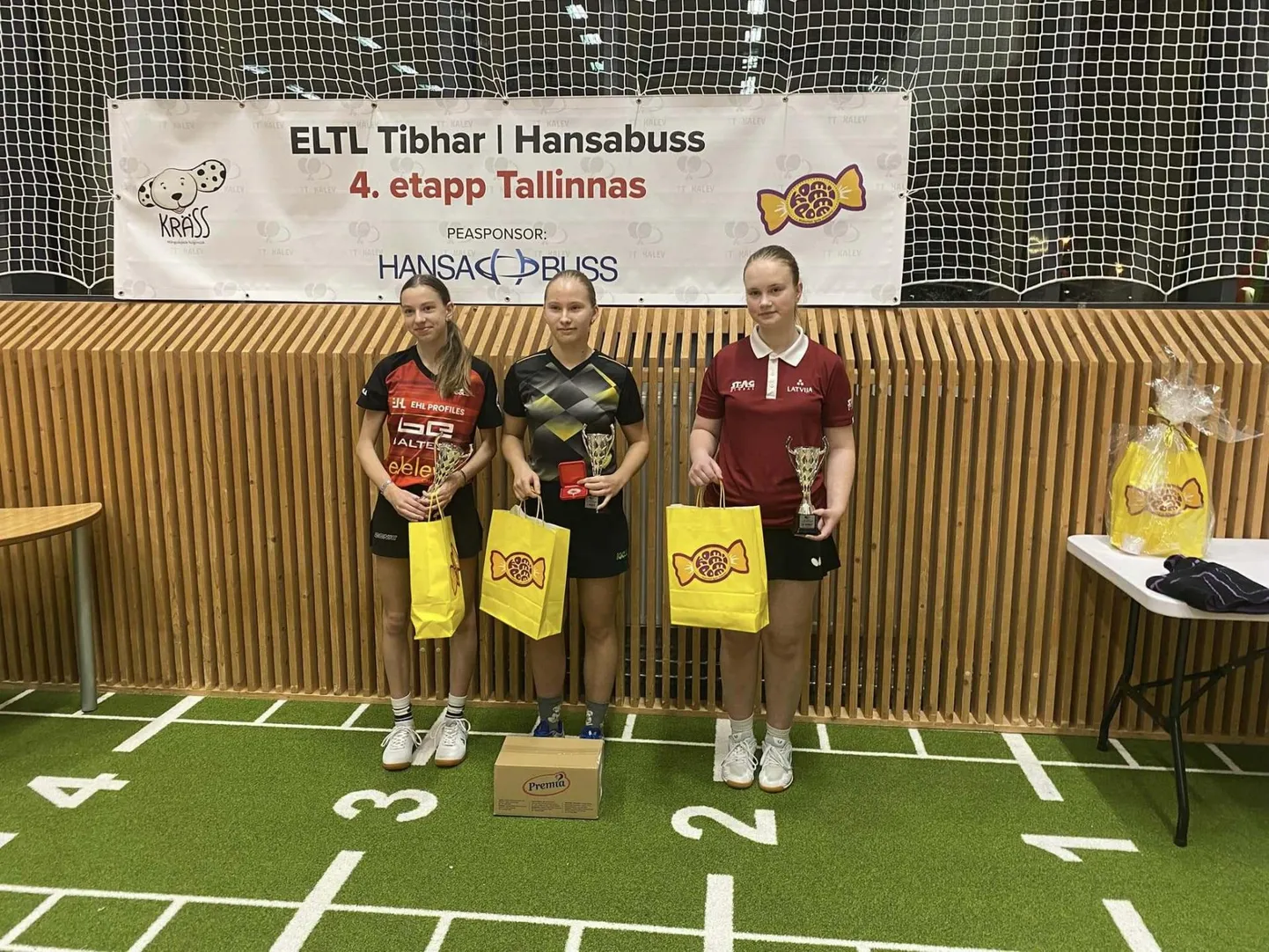 Viljandi spordikooli õpilane Marii Allev (vasakul) pälvis lauatennise liidu laste grand prix' sarja neljandal etapil oma vanuseklassis hõbemedali.