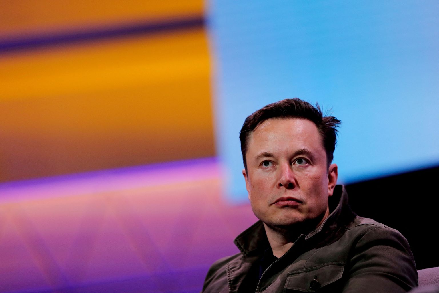 Kosmosefirma SpaceX ja autotootja Tesla tegevjuht Elon Musk, kes ostis hiljuti Twitteri, ei välista oma nutitelefoniga väljatulemist, kui Twitteri äpp blokeeritakse kahel suurel mobiiliplatvormil. Esialgu pole siiski Apple ja Google seda plaaninud teha.