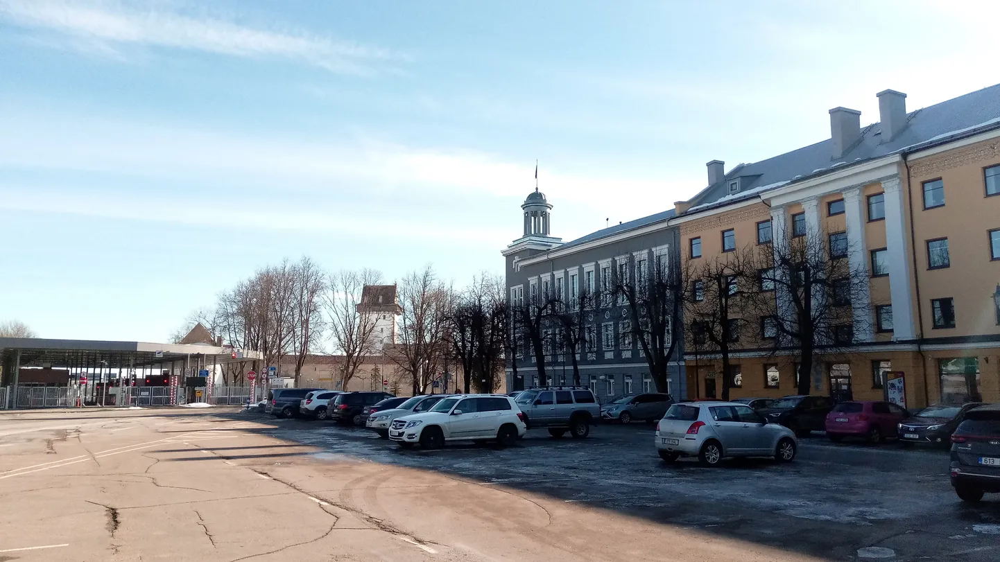 Нарвский погранпункт и городская управа.