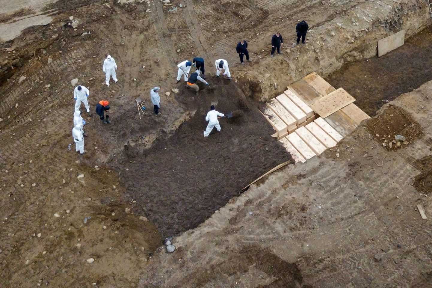 Koroonaohvrite matmine Harti saarele 2020. aasta 9. aprillil. FOTO: Lucas Jackson/Reuters/Scanpix