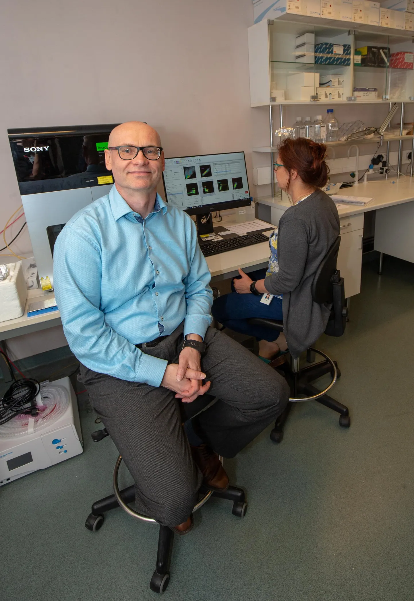Tartu ülikooli molekulaarimmunoloogia professor Pärt Peterson ütleb, et ka ülikooli laboreis püütakse tegelda bioloogiliste ravimite väljatöötamisega, aga mitte vähiravi silmas pidades. Professori selja taga on tööhoos rakulise immunoloogia juhtivteadur Kai Kisand.