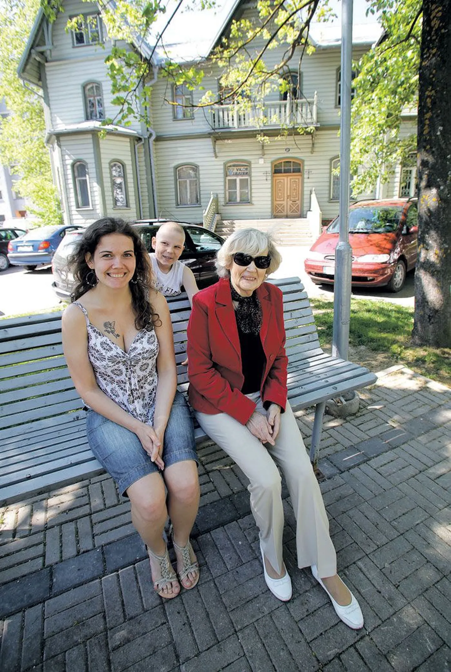 Tartu lastekaitseühingu sage külaline Kevin tuli ka pildi peale, et vahepeal poolsalaja ühingu liikmetele Heidi Ponnale (vasakul) ja Viivi Kötsi-Kekorainenile sarvi teha.