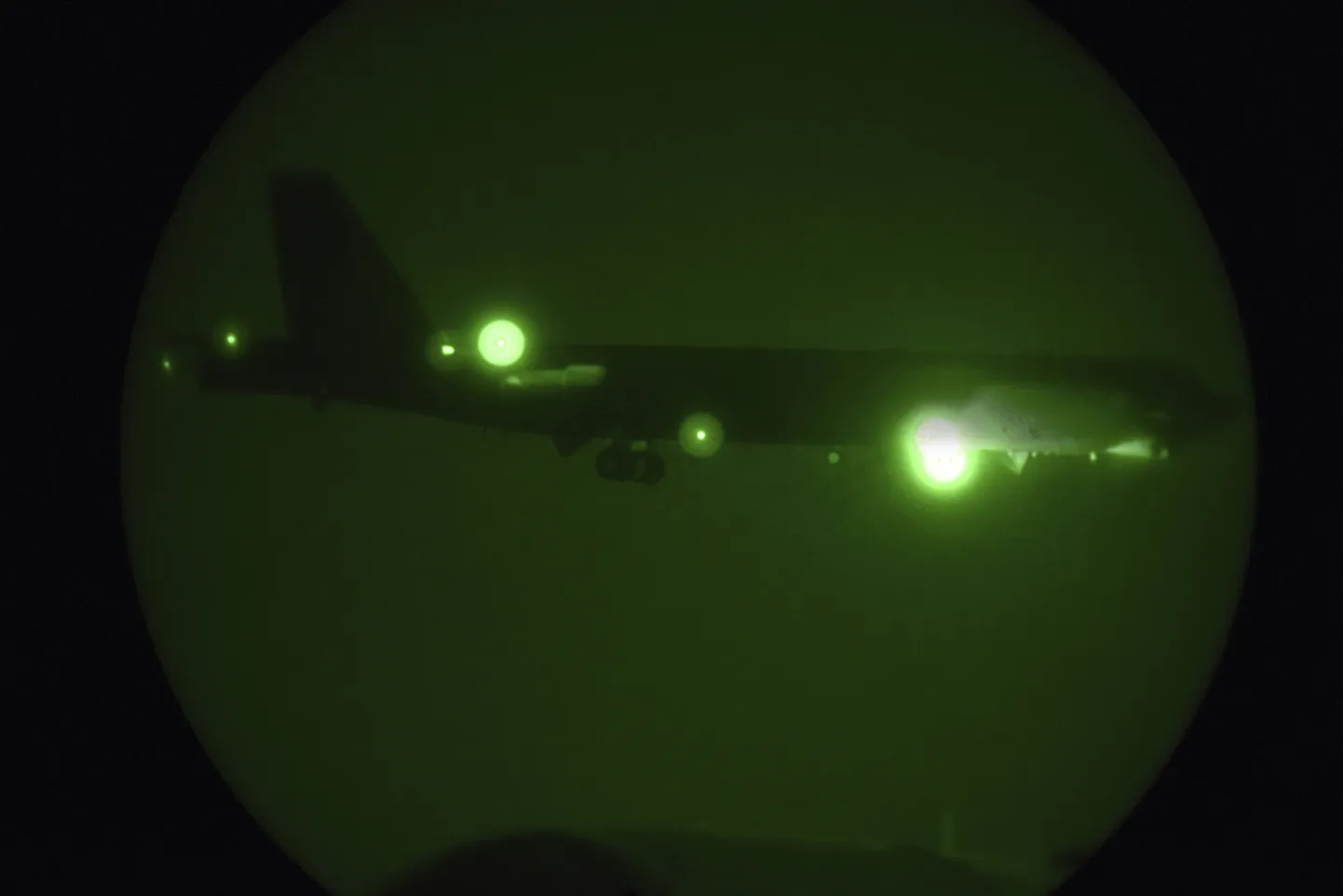 USA õhuväe B-52H pommitaja vaadatuna läbi öövaatlusseadme.
