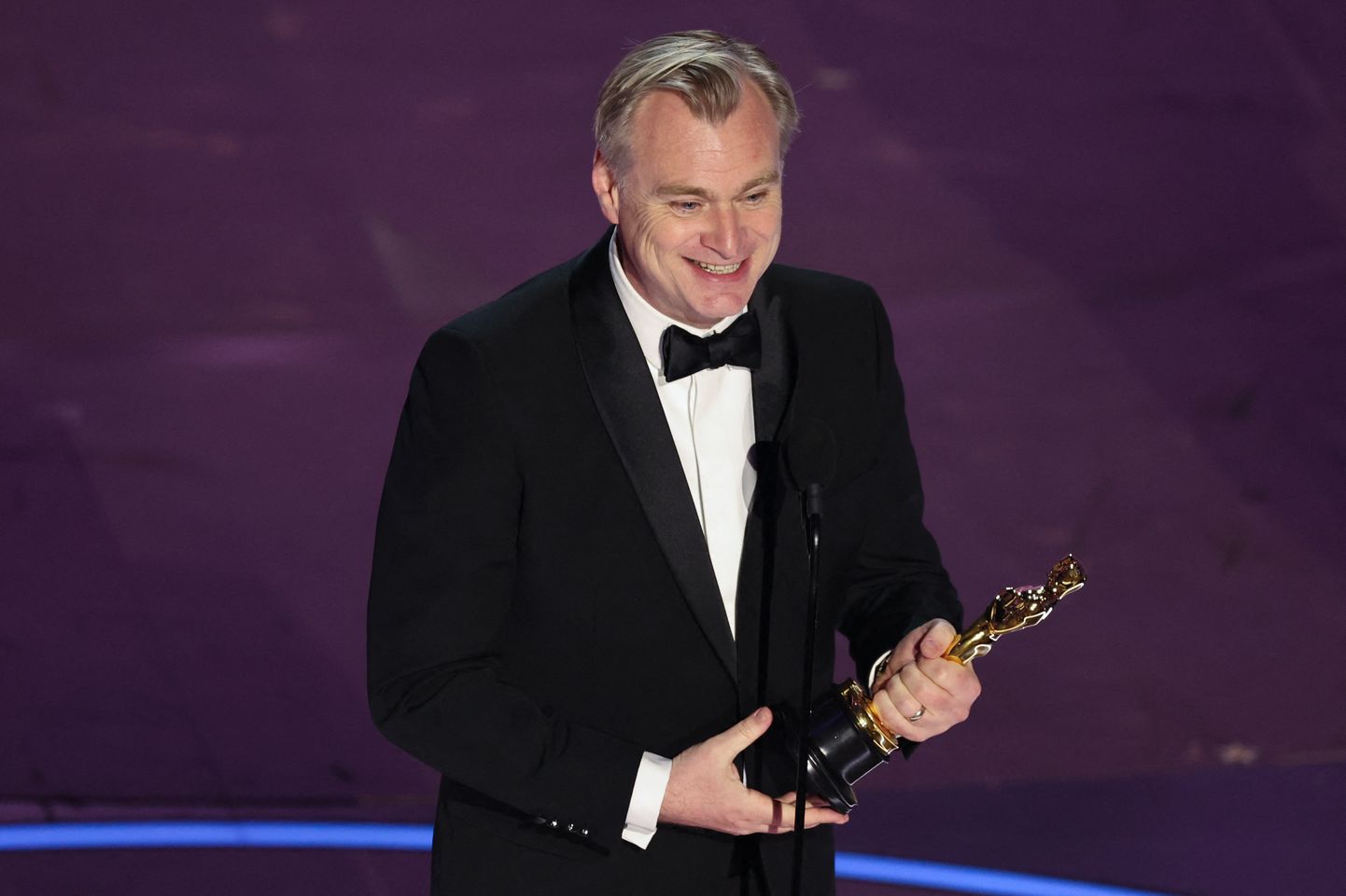 Кристофер Нолан со статуэткой "Оскара" за лучшую режиссуру.
