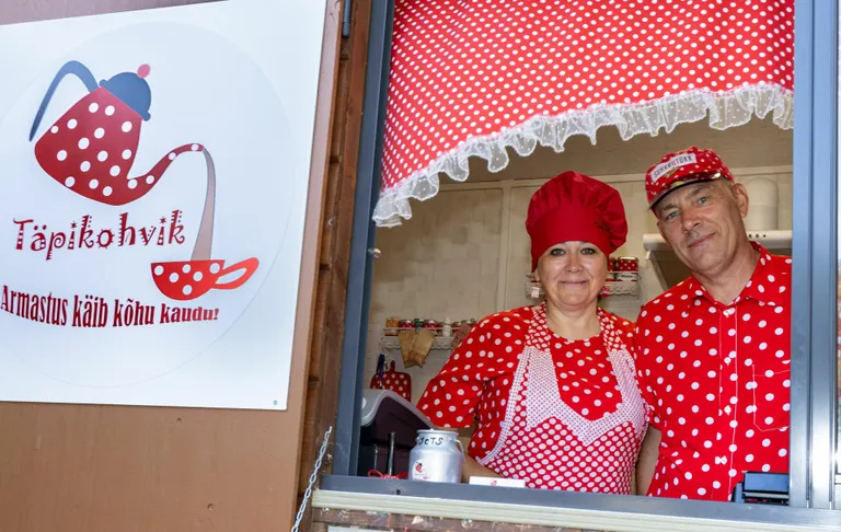 Marita ja Veiko Täpikohvikust levis üle peoala hõrku küpsetiste lõhna.