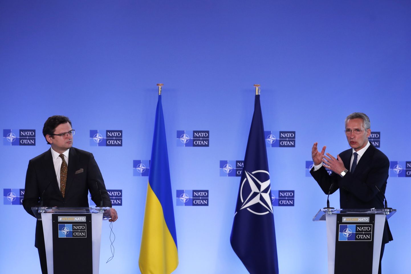NATO peasekretär Jens Stoltenberg (paremal) ja Ukraina välisminister Dmõtro Kuleba.