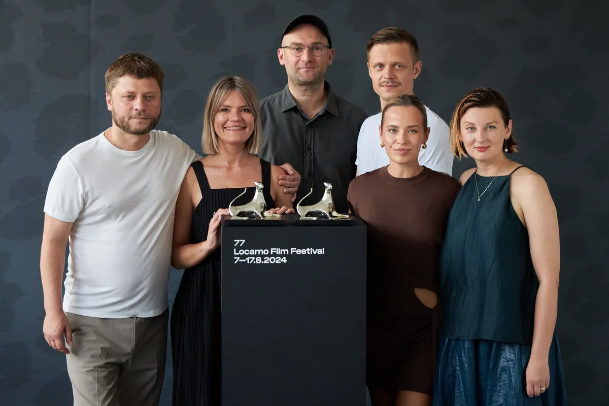 Filmas "Sausi slīkstot" komanda ar Lokarno kinofestivālā iegūtajām Leoparda balvas statuetēm. No kreisās: aktieris Giedrs Kiela, producente Klementina Remeikaite, režisors Laurīns Bareiša, aktieri Pauls Markevičs, Gelmina Glemžaite un Agne Kaktaite.