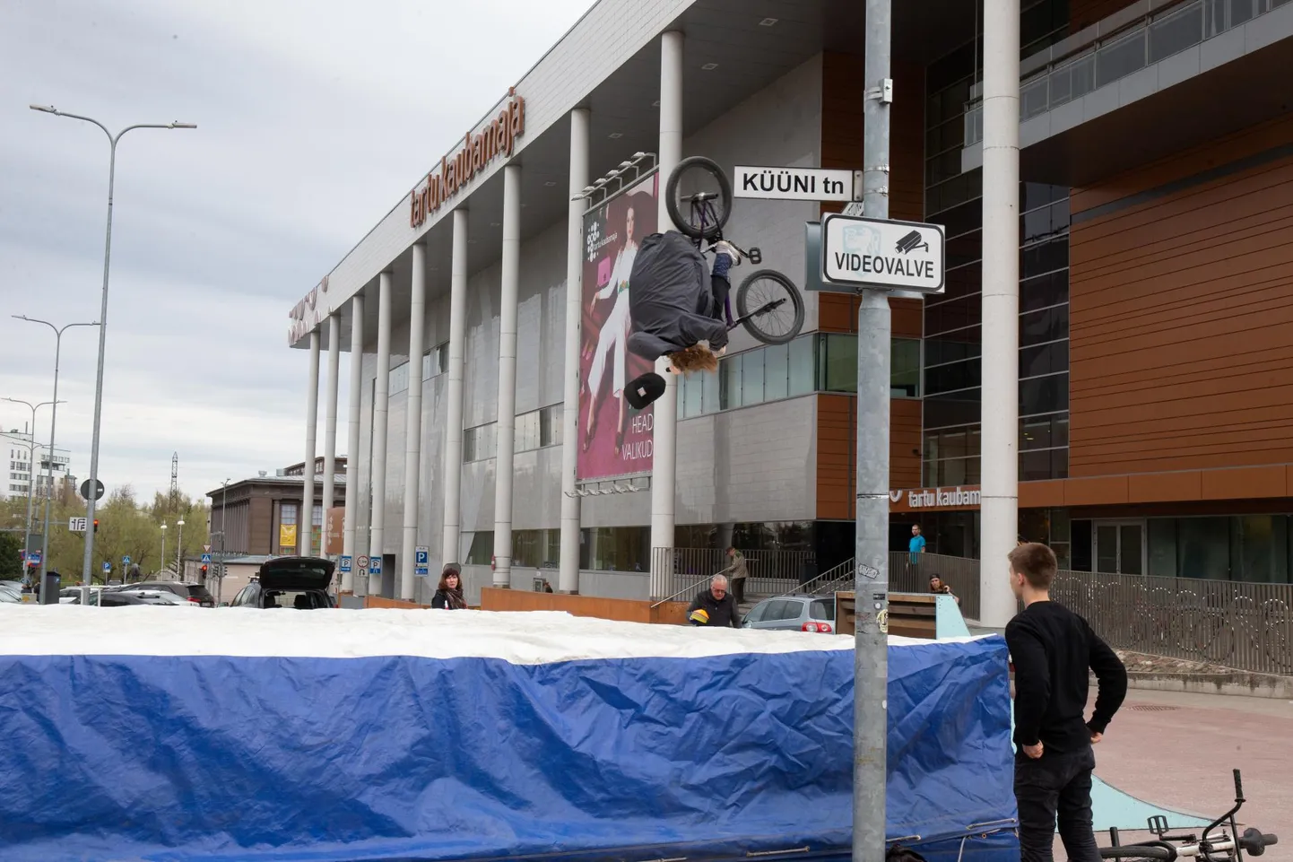 Tartu Kaubamaja juures avati täna jalgrattahooaeg.