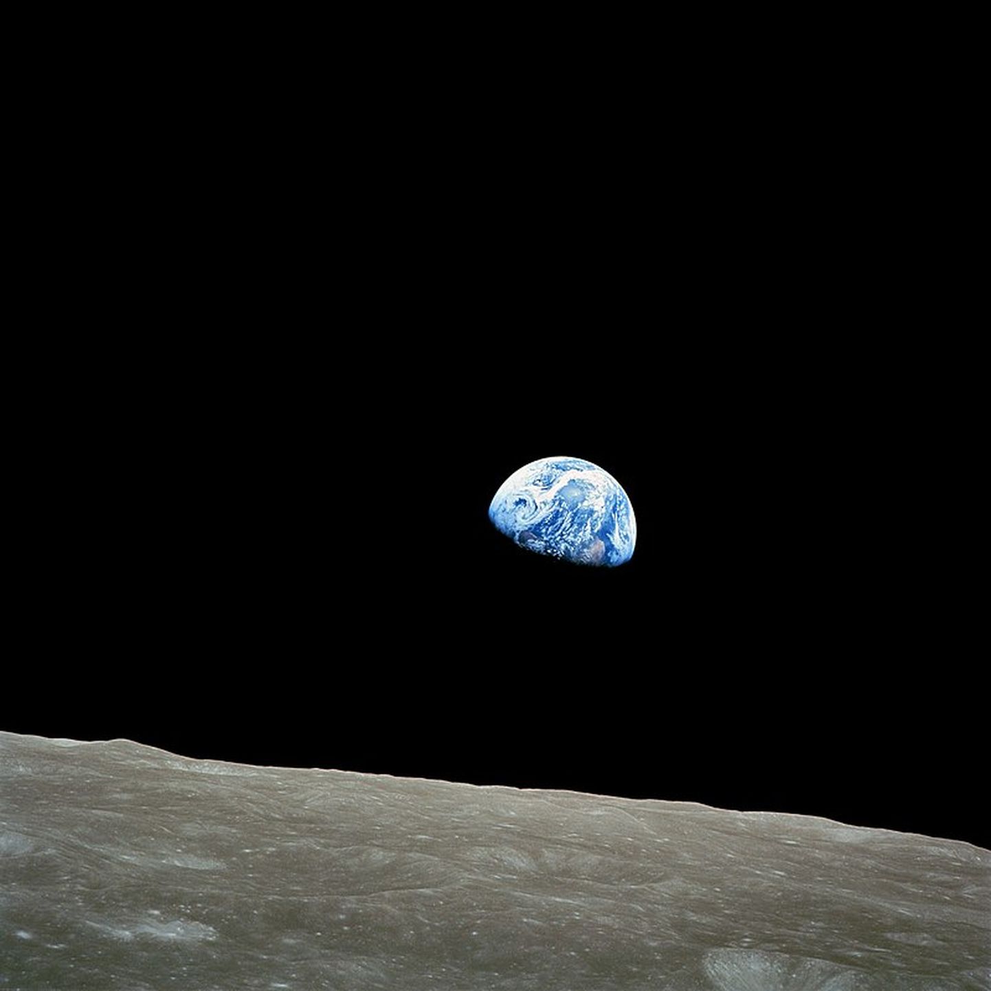 Šo fotogrāfiju 1968. gada 24. decembrī uzņēma “Apollo 8” astronauts Bils Anders, atrodoties Mēness orbītā. Šo attēlu mēdz dēvēt par zemeslēktu.