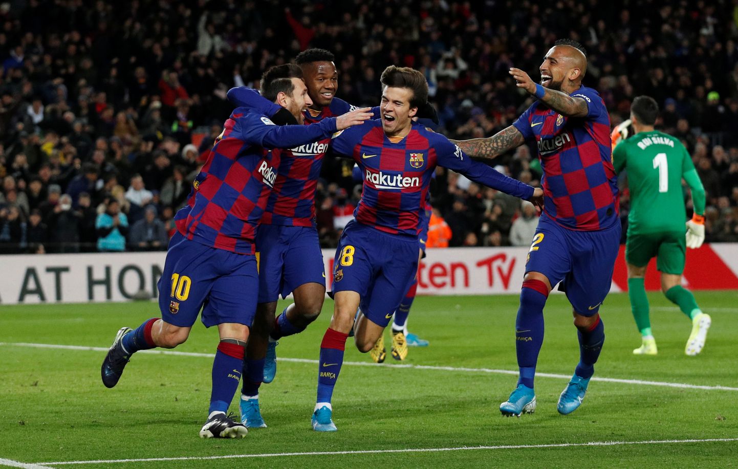 Barcelona mängijad väravat tähistamas.
