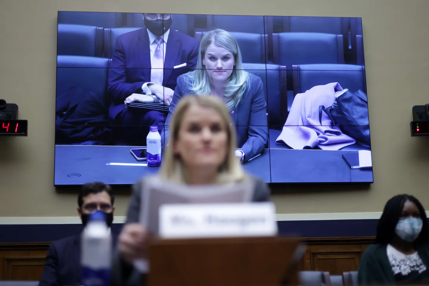 Facebooi endine töötaja, vilepuhuja Frances Haugen ettevõtte kohta tunnistusi andmas.