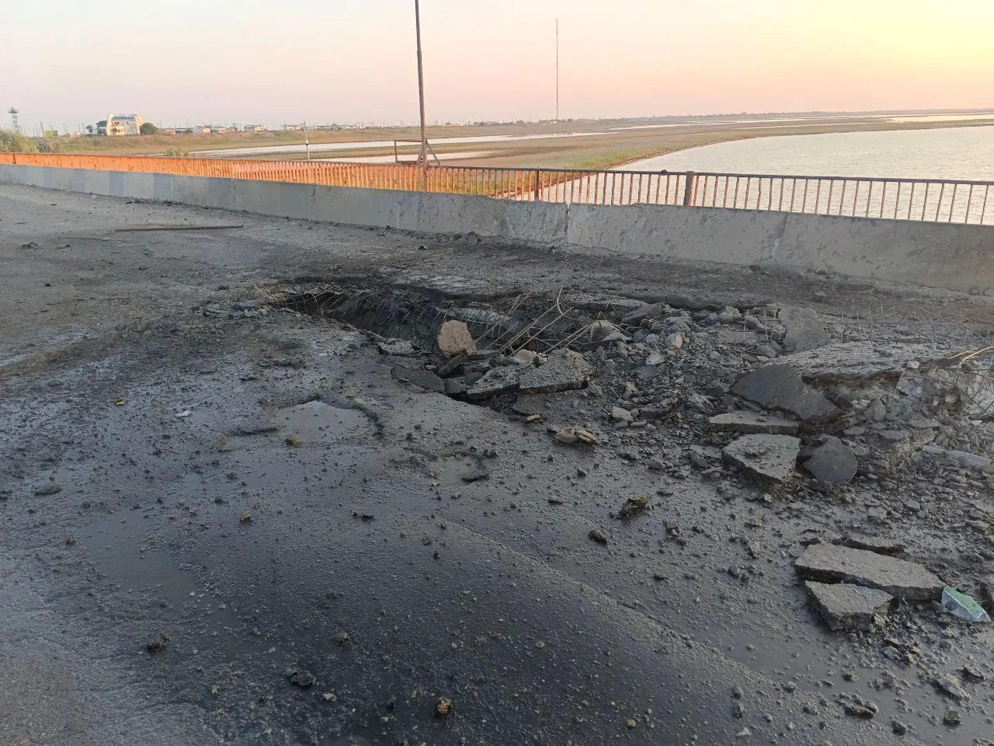 Последствия ракетного удара по Чонгарскому мосту.