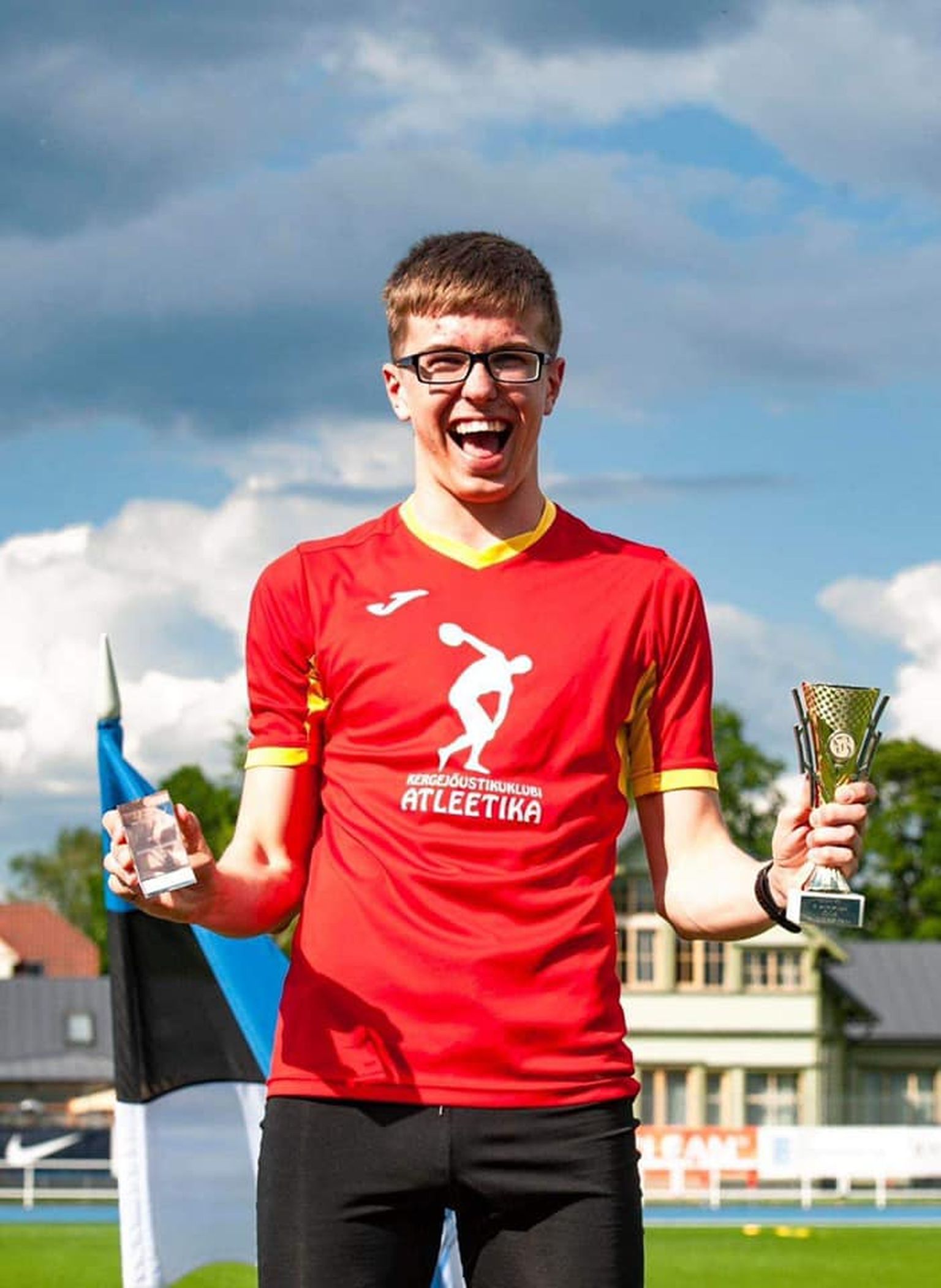17aastane Viktor Morozov on viimastel aastatel kolmikhüppes pikkade sammudega edasi arenenud ja nüüd tuli juba ka esimene Eesti meistritiitel täiskasvanute seas.