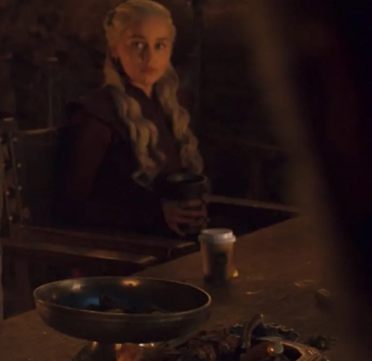 Daenerys Targaryeni juures oli näha kohvitopsi
