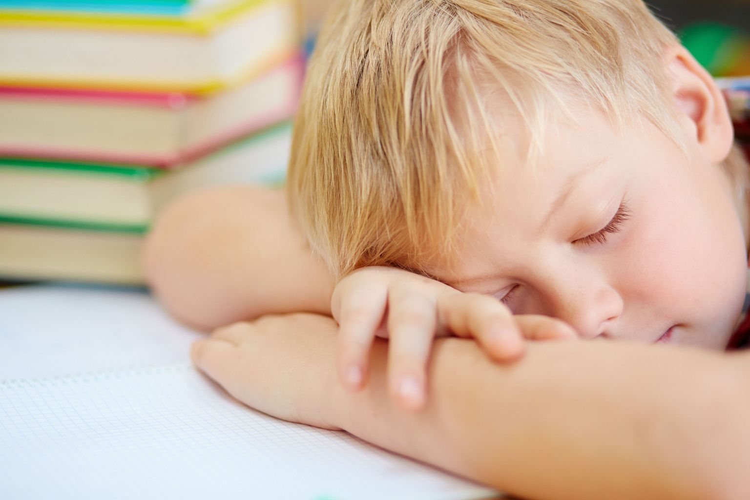 Ka lapsi võib tabada unetus ning järgmisel päeval on raske koolis ärkvel püsida.