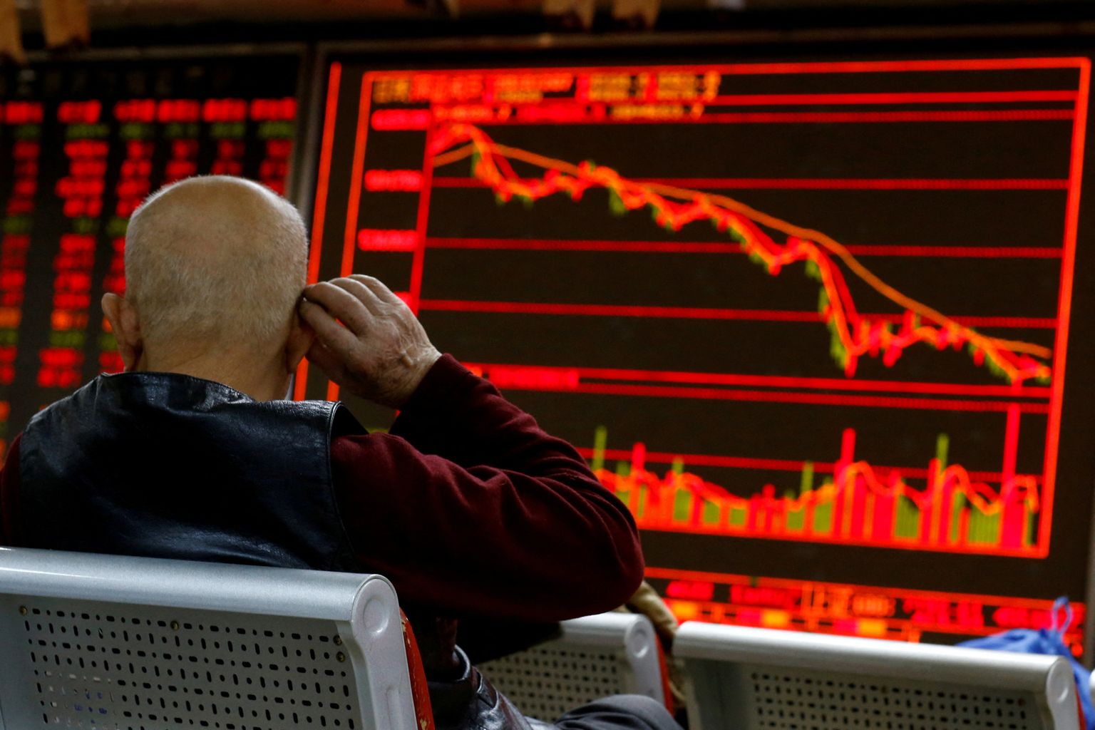 Hiina investor vaatab kukkuvat aktsiaturgu