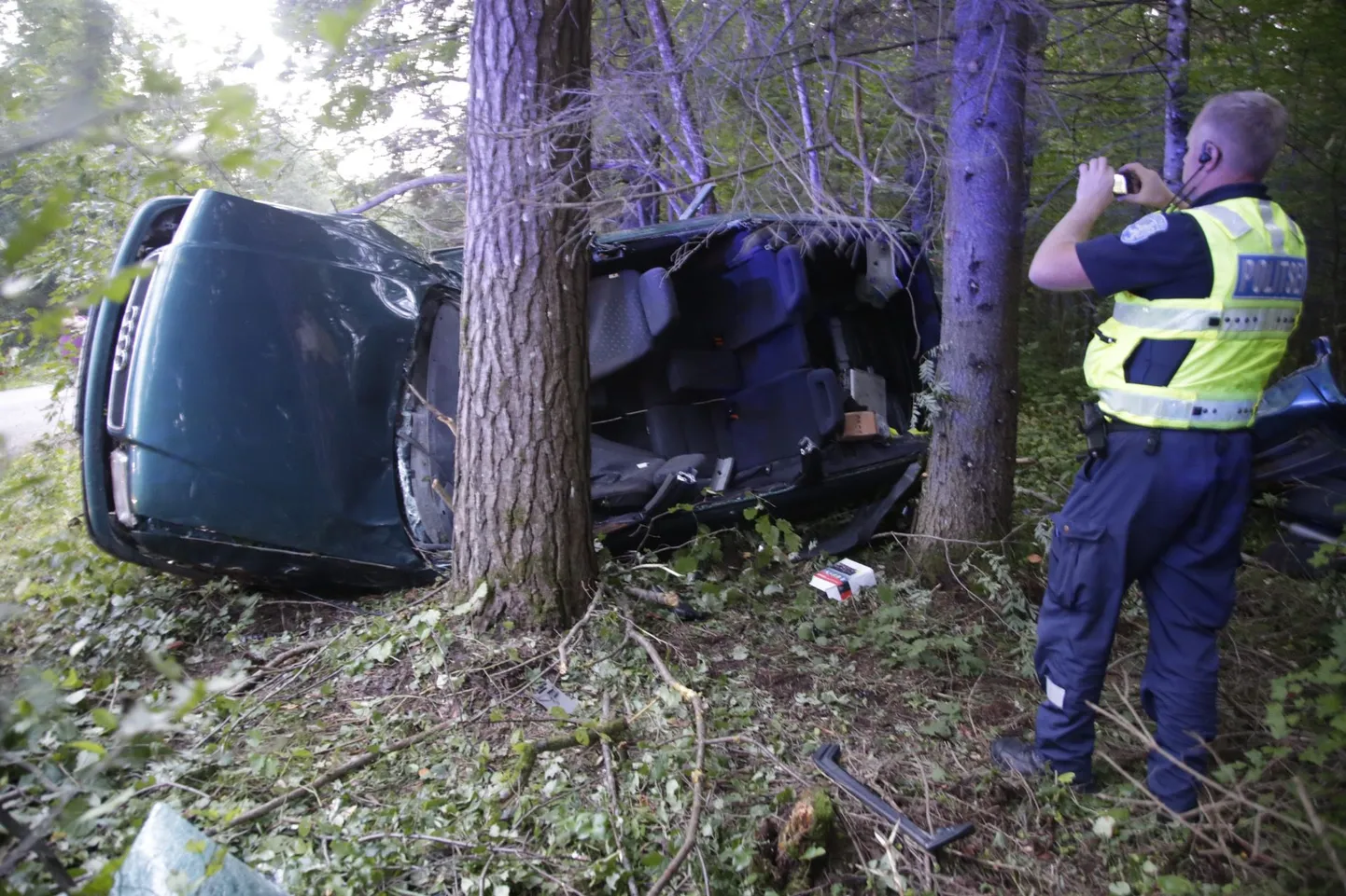 Roolijoodik keeras auto üle katuse