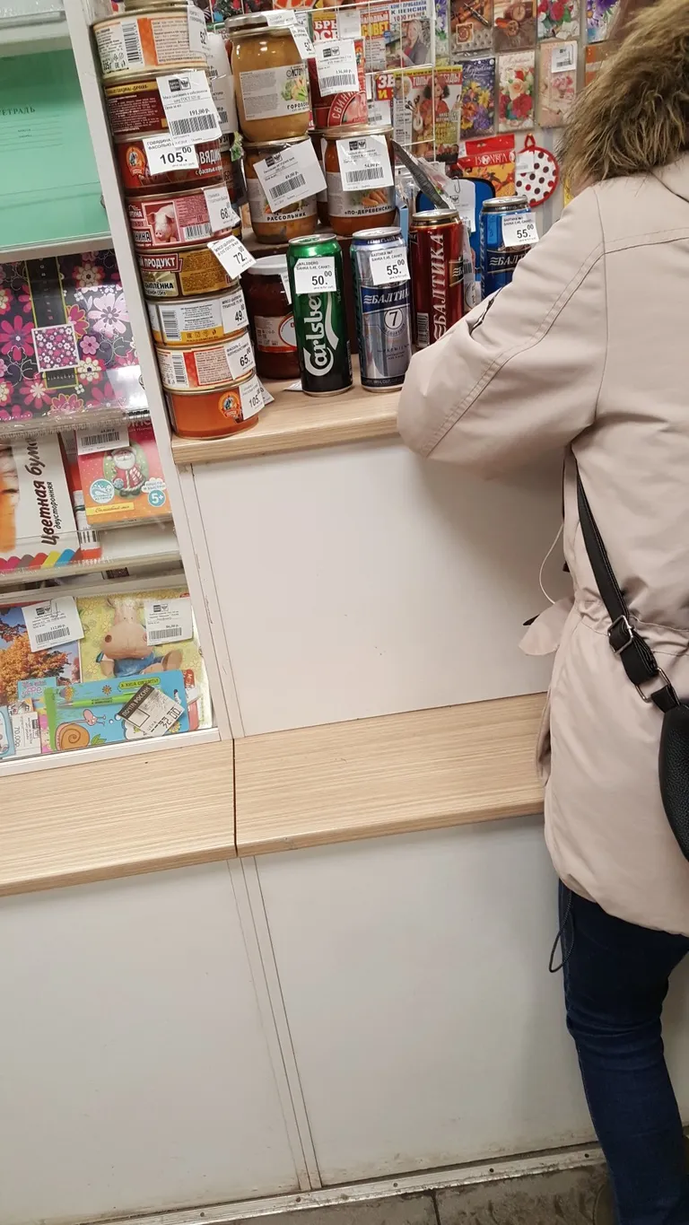 Venemaaühismeediaportaali VK Murmanski elanikke koondaval leheküljel jagati pilti alkoholiväljapanekust kohalikus postkontoris.