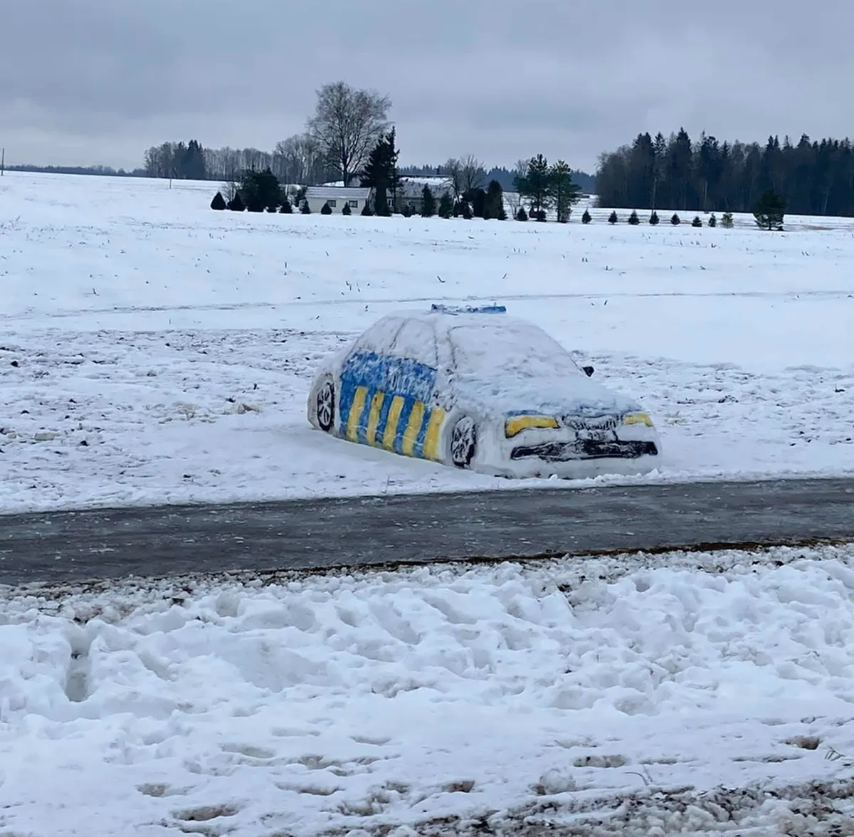 Снежная скульптура Politsei auto